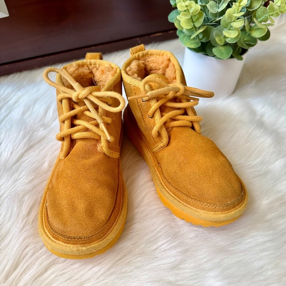 UGG Kids Neumel II Lace-Up Boot Chestnut Suede Shearling Lined Size 1 - Picture 1 of 13